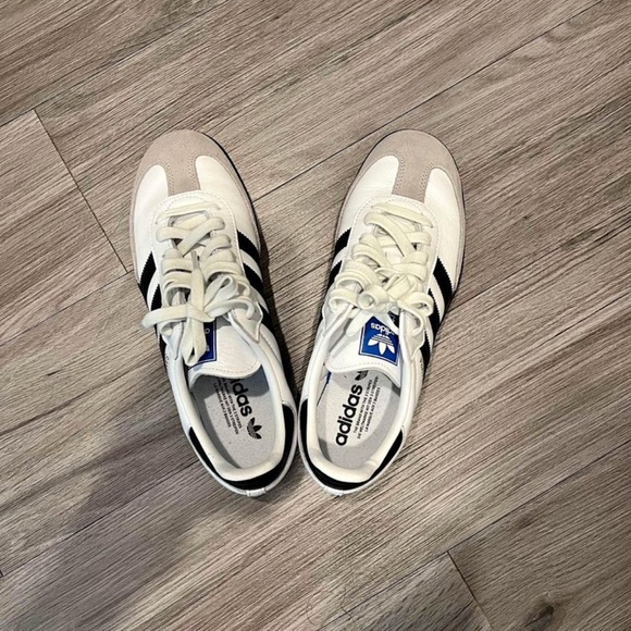 Woman's shoes - Picture 1 of 3